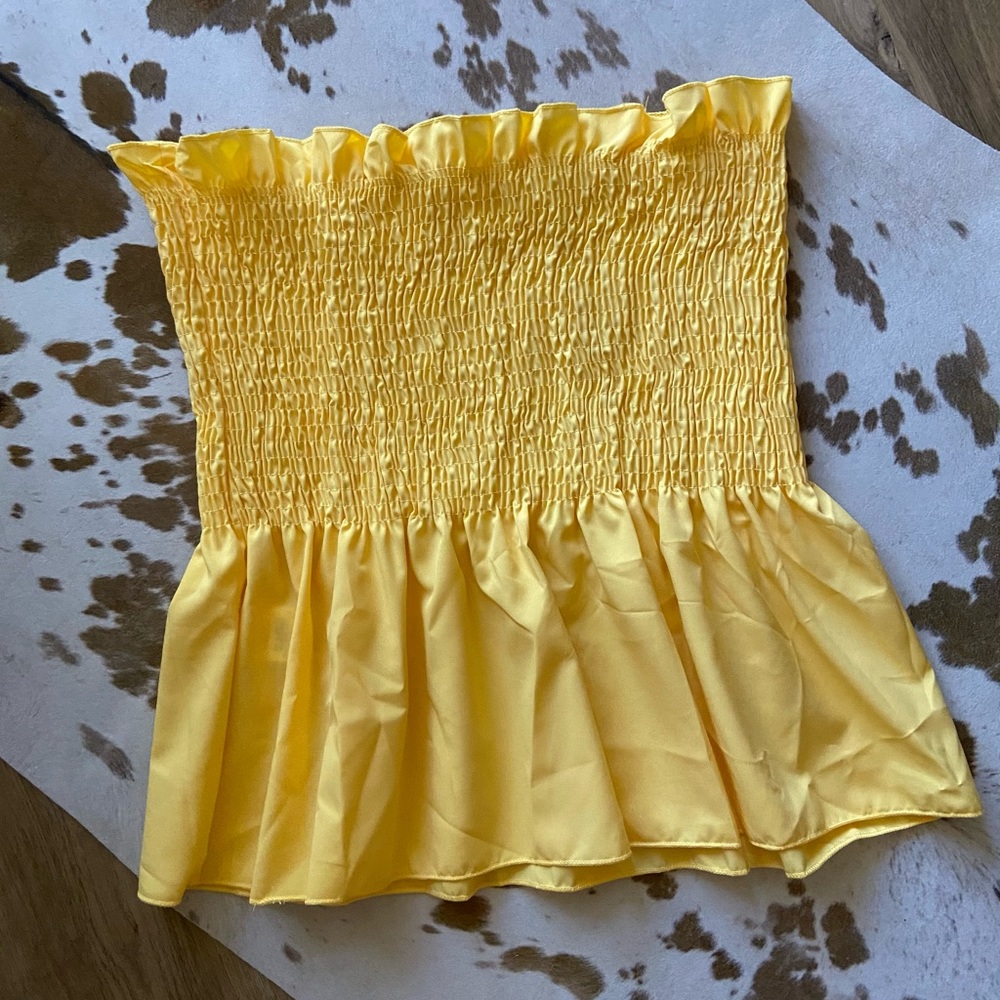Cute yellow tub top!